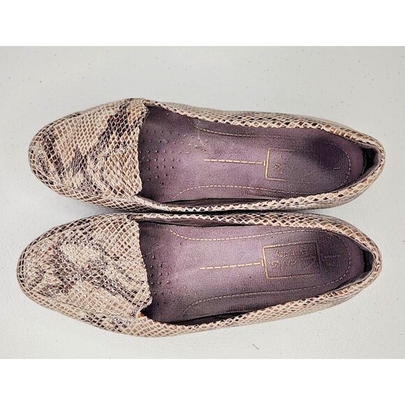 Clarks Artisan Brown Faux Snakeskin Leather Loafers Flats Slip Ons Size US 8 EUC - Picture 2 of 9